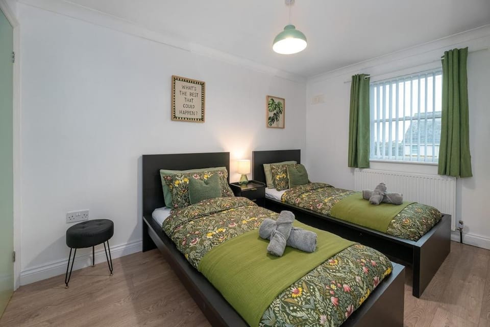 Modern 3BR Home - Designated Parking - Groups House in Wales