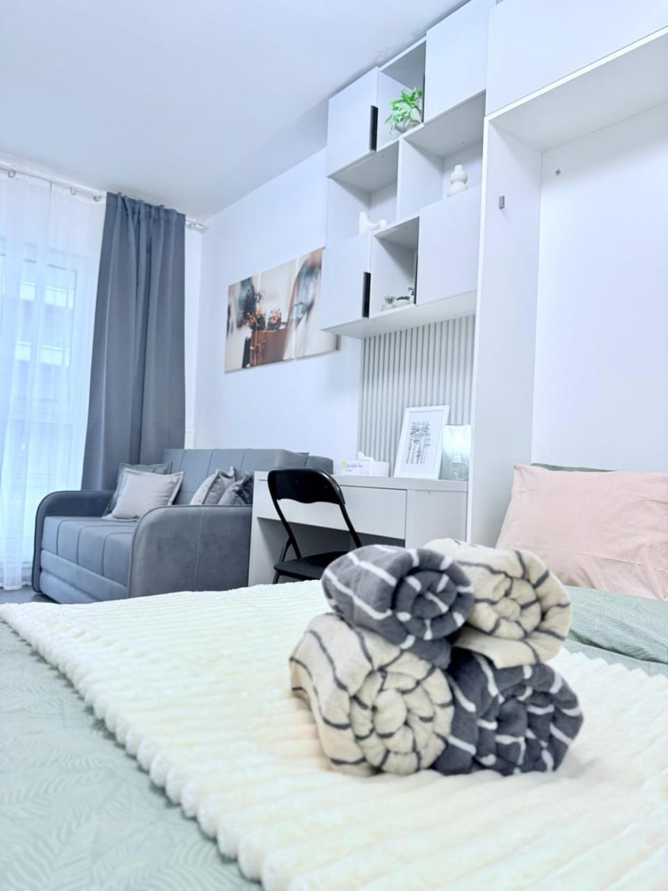Bed, Living room, Photo of the whole room, Seating area, Bedroom