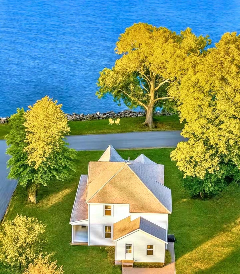 Property building, Natural landscape, Bird's eye view, Garden, Lake view