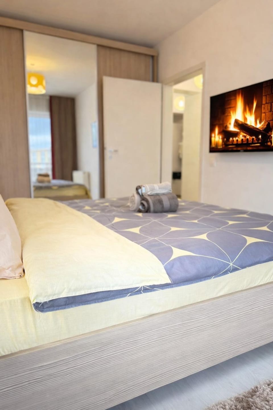 Bed, Bedroom, Entertainment, towels, wardrobe