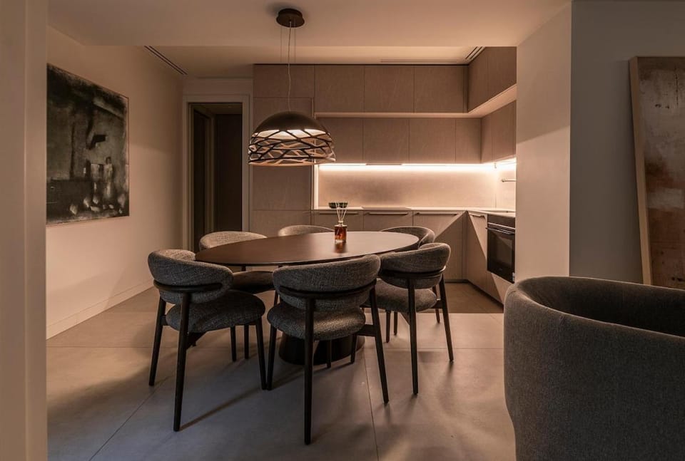 Quiet Luxury Retreat Design & Comfort al Duomo Apartment in Milan