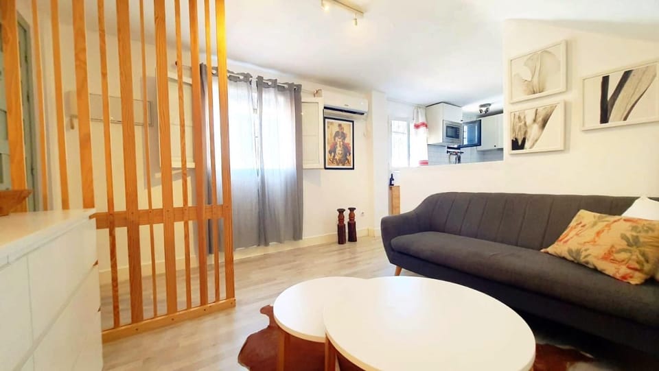 Living room, Seating area, air conditioner