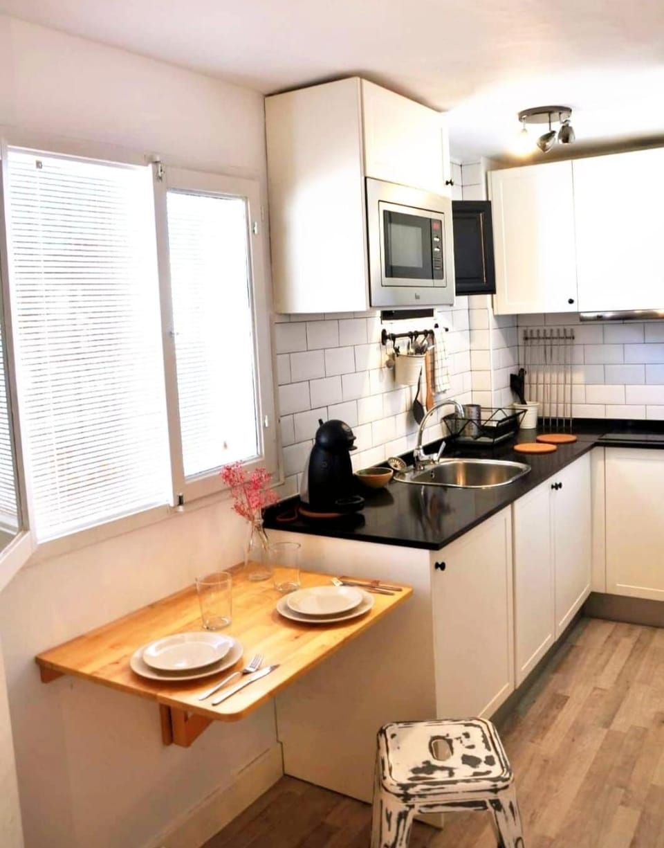 Kitchen or kitchenette, Dining area, stove, toaster
