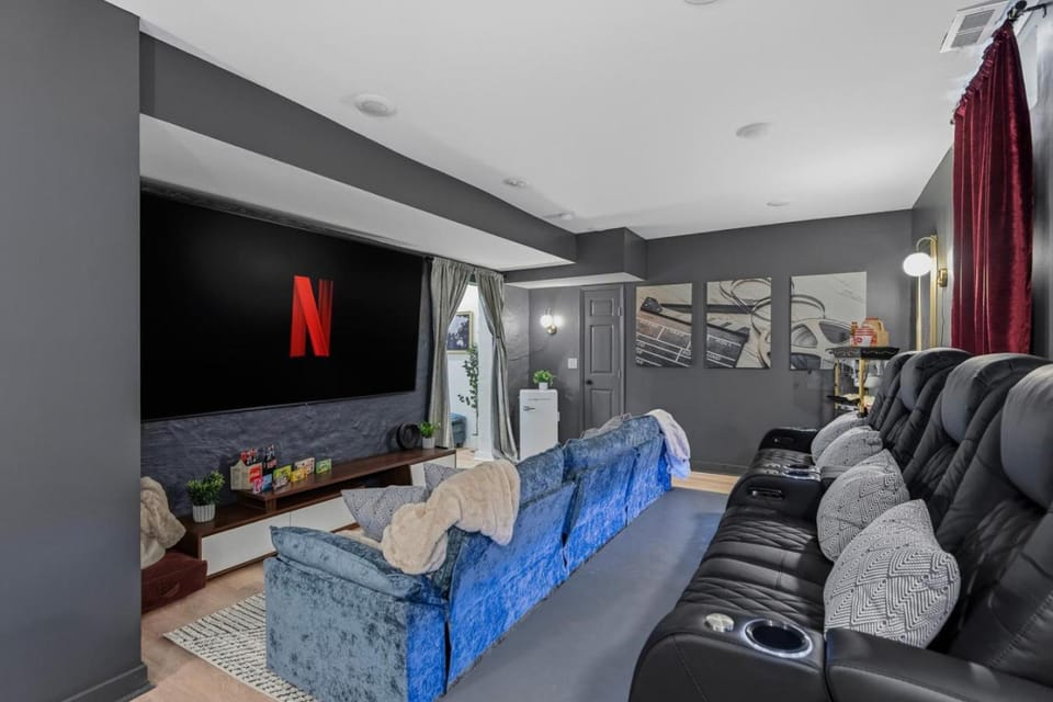 Luxury STL Oasis: Sauna, Firepit Lounge & Games Apartment in Saint Louis