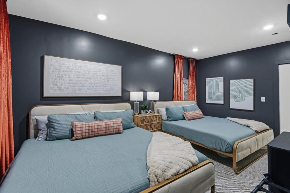 Luxury STL Oasis: Sauna, Firepit Lounge & Games Apartment in Saint Louis
