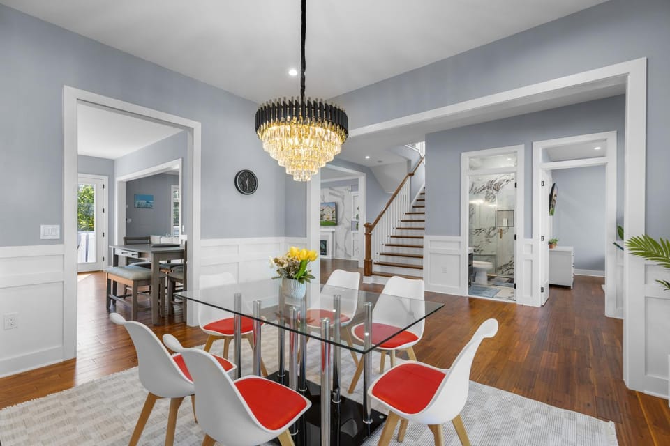 Luxury awaits in this stunning, modern home House in Alexandria