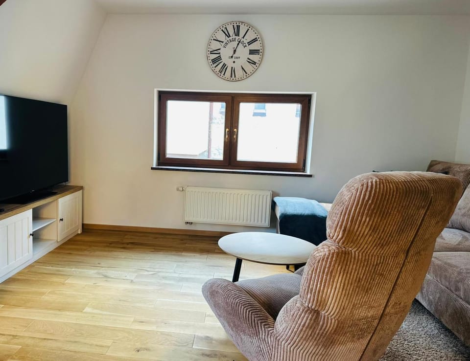 TV and multimedia, Living room, Seating area, Evening entertainment