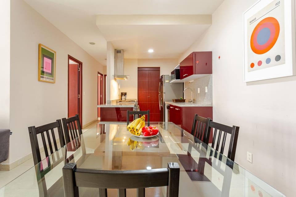 Kitchen or kitchenette, Dining area