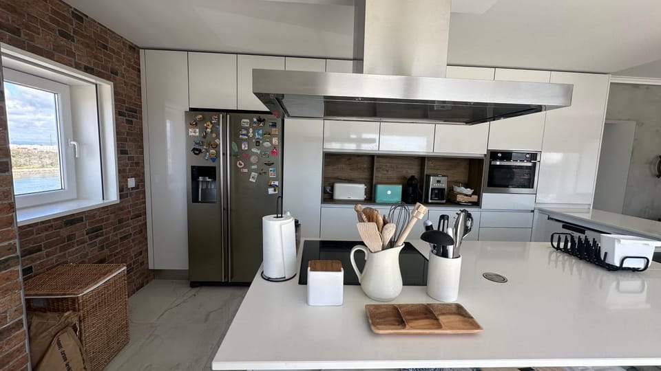Coffee/tea facilities, Kitchen or kitchenette, Dining area, dishwasher, oven, stove, toaster