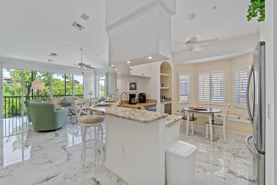 Ft Myers Beach Escape, Walk to Beach, Pool, Spa Villa in Estero Island