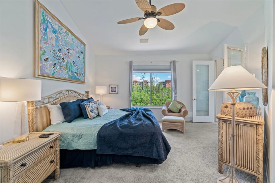 Ft Myers Beach Escape, Walk to Beach, Pool, Spa Villa in Estero Island