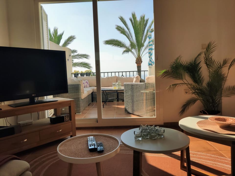 Communal lounge/ TV room, TV and multimedia, Living room, Seating area, Dining area, Evening entertainment