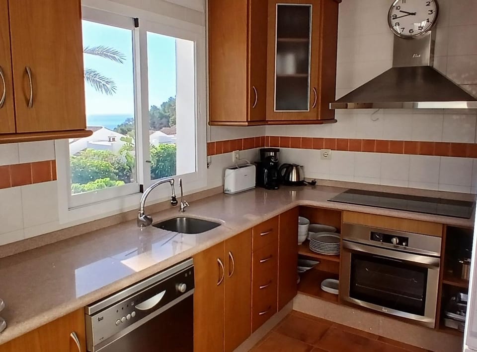 Coffee/tea facilities, Kitchen or kitchenette, dishwasher, oven, stove, toaster