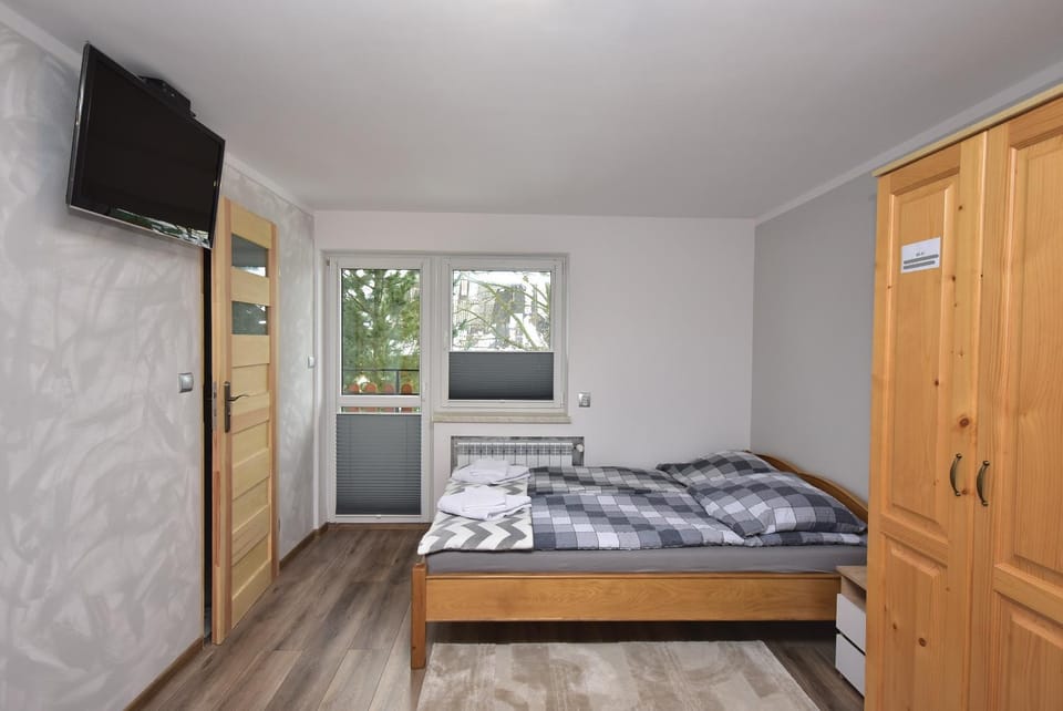 Bed, TV and multimedia, Photo of the whole room, Bedroom, towels, wardrobe