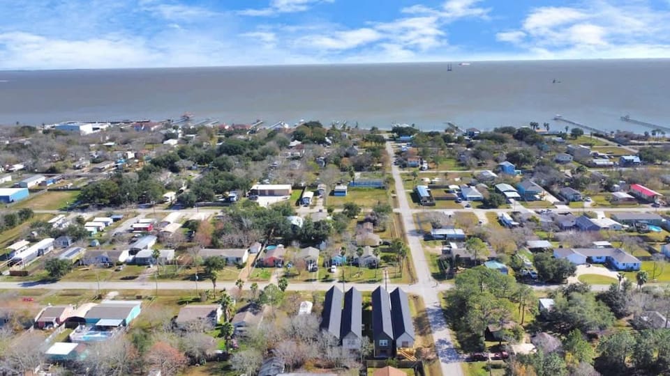 Bay Breeze Bungalow - Game Room & Pet Friendly House in San Leon