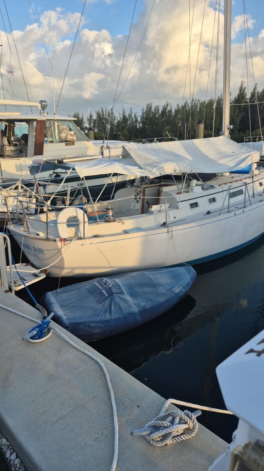 Resort chic on the water! Docked boat in Stock Island