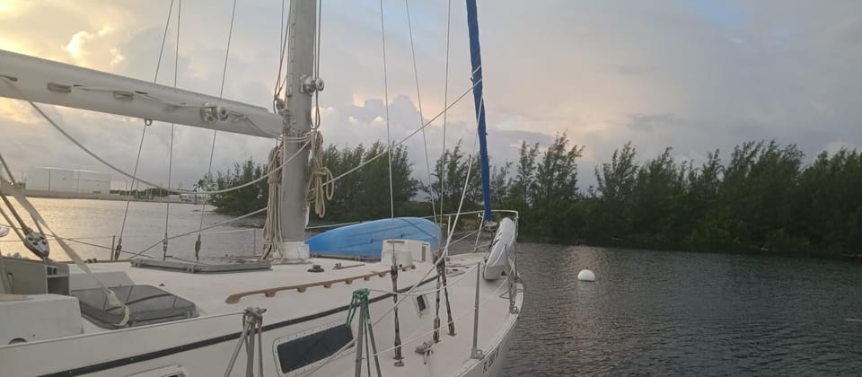 Resort chic on the water! Docked boat in Stock Island