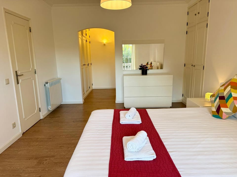 Bed, Bedroom, towels, wardrobe