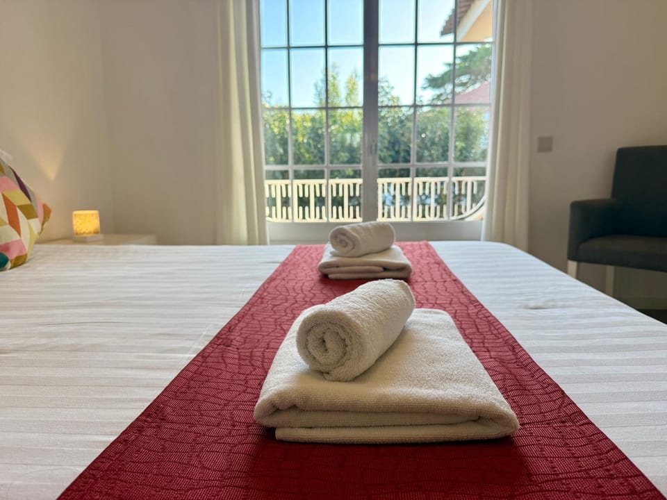 Bed, Photo of the whole room, Bedroom, towels