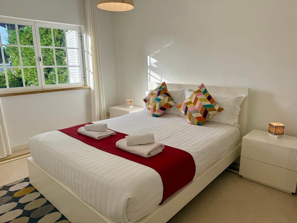 Bed, Photo of the whole room, Bedroom, towels