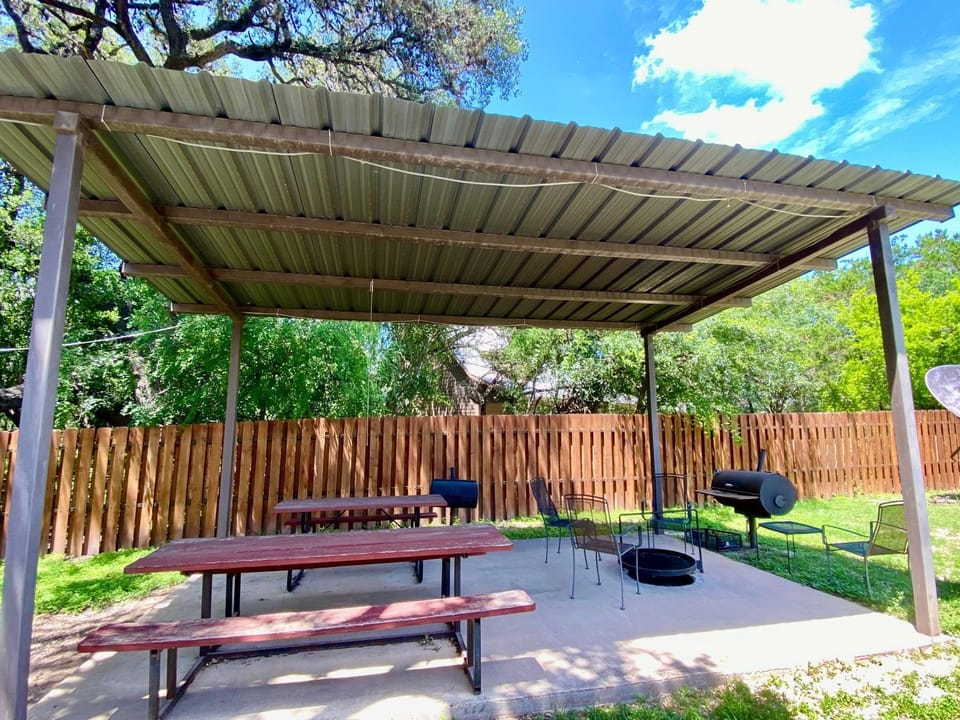 Shady Oak House in Concan