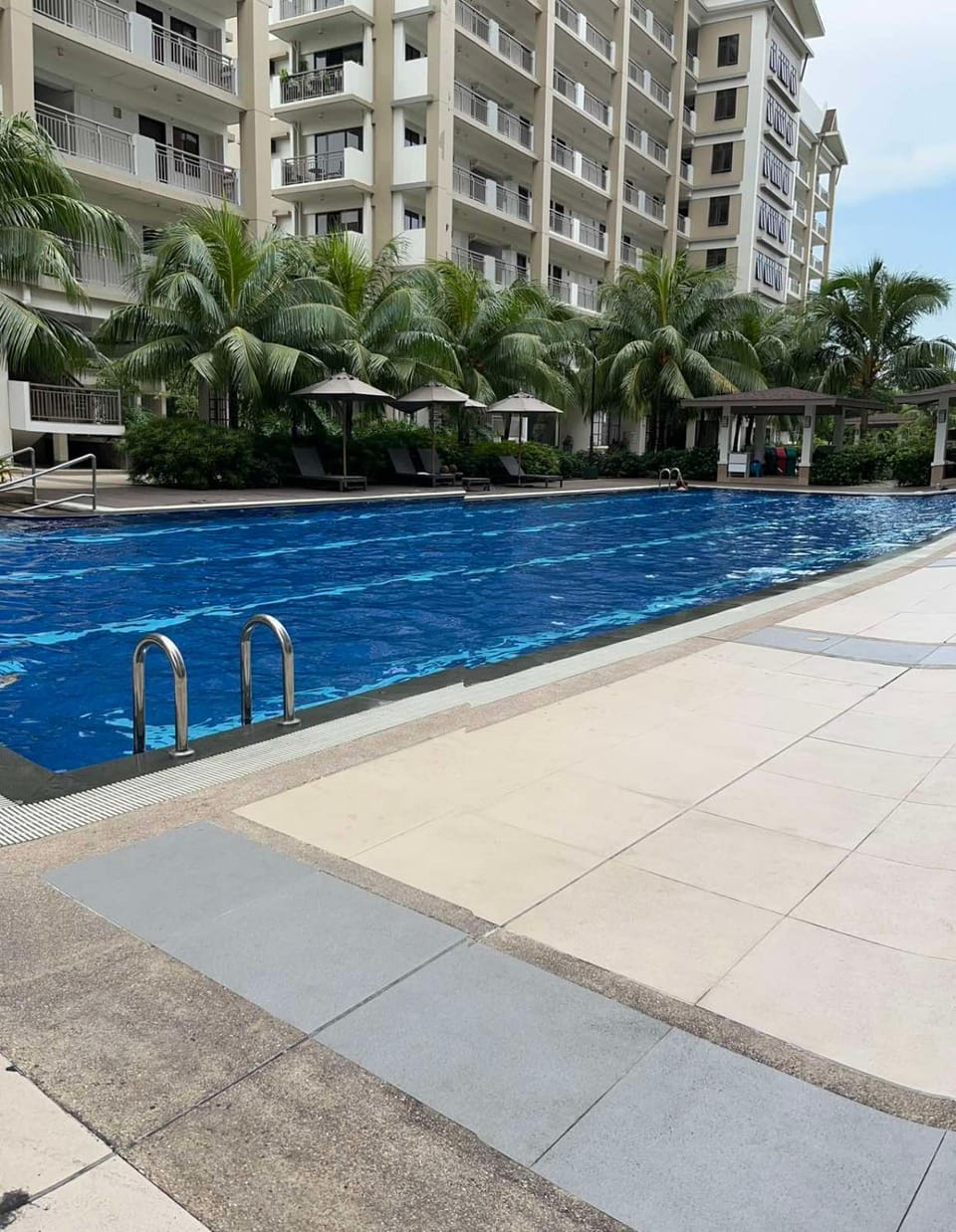 Calathea Place - Bel's Cozy Staycation Apartment in Las Pinas