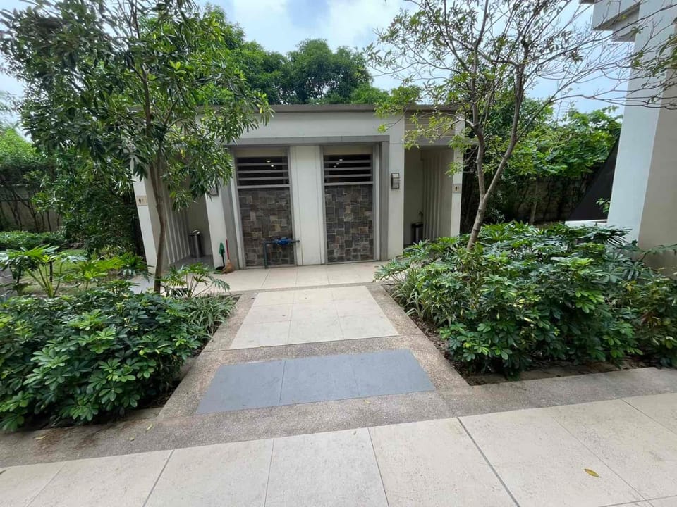 Calathea Place - Bel's Cozy Staycation Apartment in Las Pinas