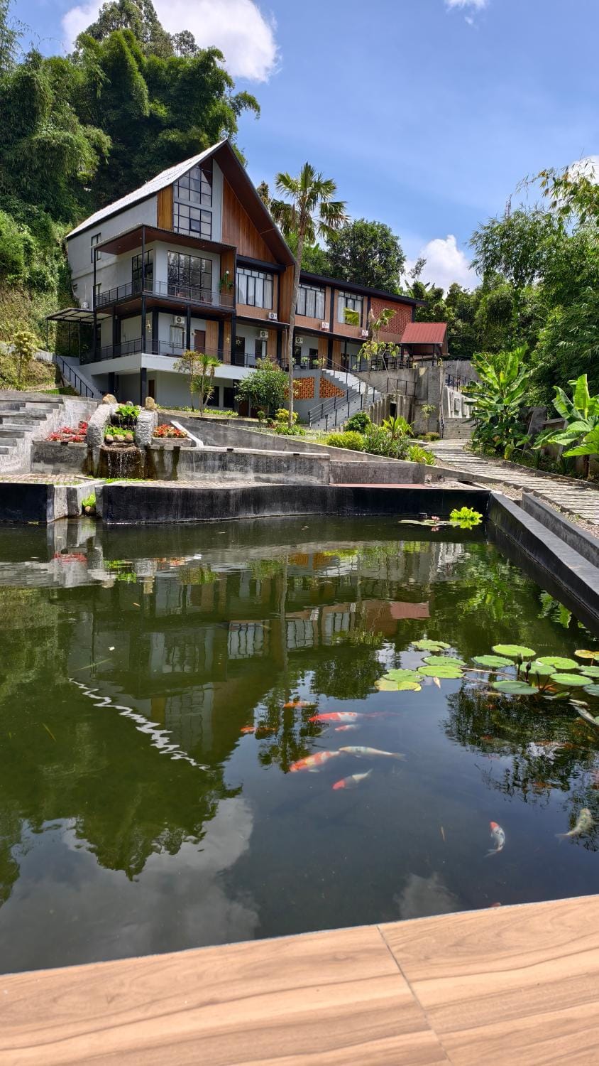 Property building, Day, Natural landscape, Garden, Lake view
