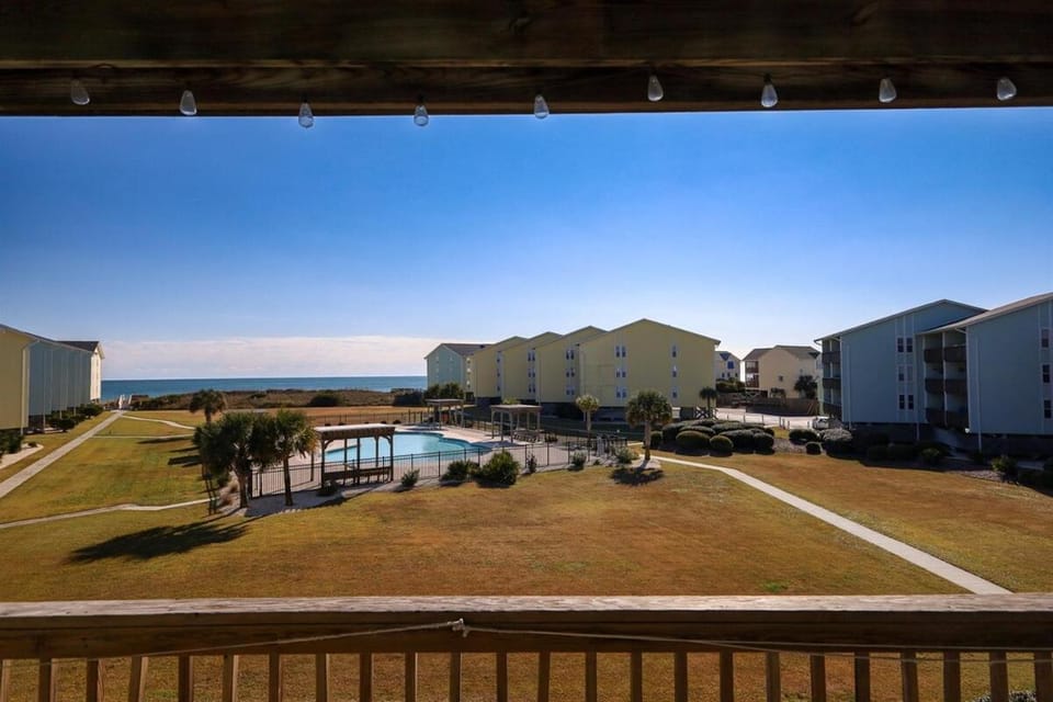 The Salty Pineapple- Ocean Views & Beach Access Apartment in Surf City