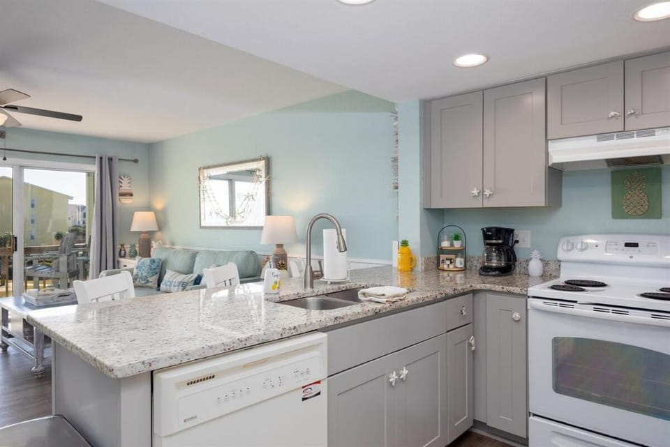 The Salty Pineapple- Ocean Views & Beach Access Apartment in Surf City