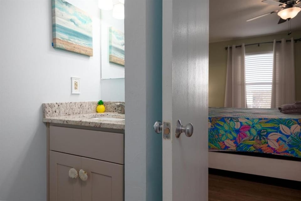 The Salty Pineapple- Ocean Views & Beach Access Apartment in Surf City