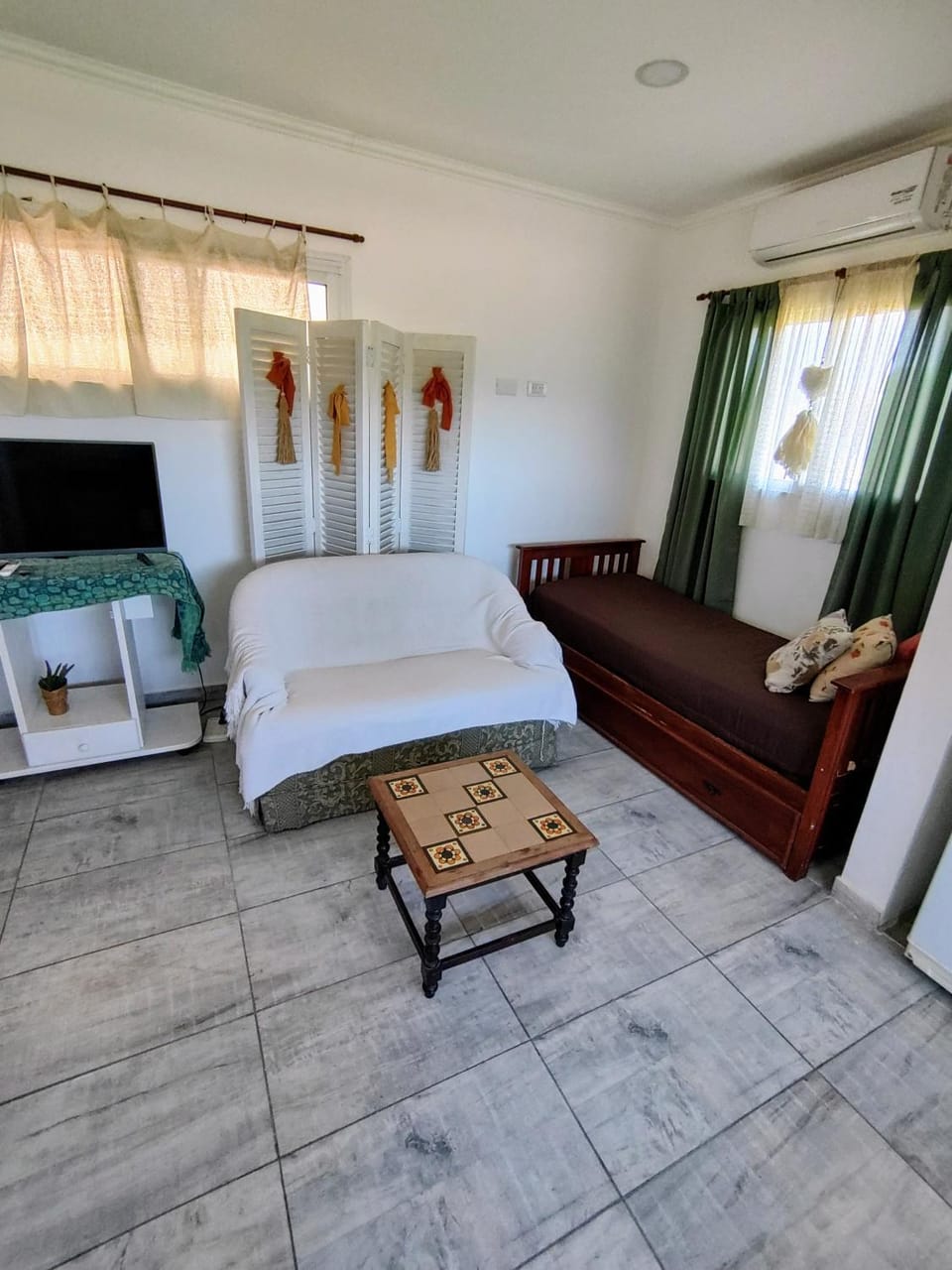 Bed, TV and multimedia, Living room