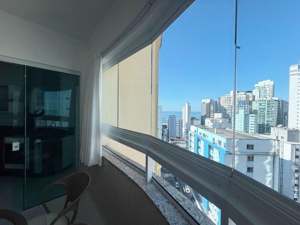 Apto 2 Quartos no Centro de Balneário Camboriú com Sacada e Churrasqueira Apartment in Camboriú
