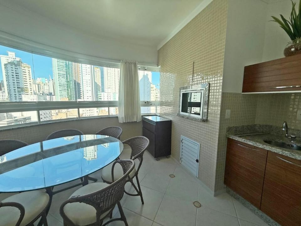 Apto 2 Quartos no Centro de Balneário Camboriú com Sacada e Churrasqueira Apartment in Camboriú
