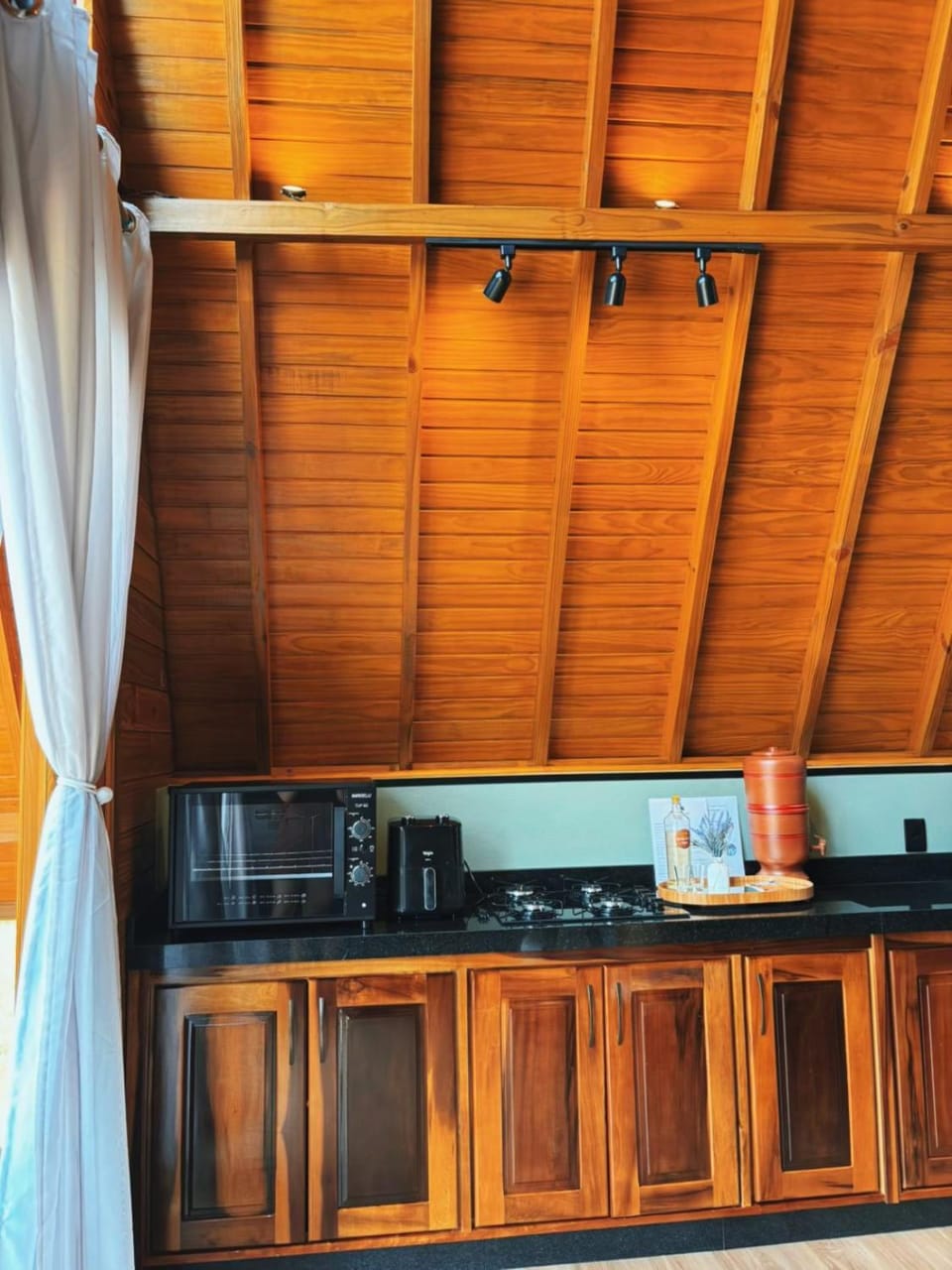 Recanto do Tabuleiro chalé com hidro, lareira, churrasqueira e cozinha perto de floripa Chalet in State of Santa Catarina