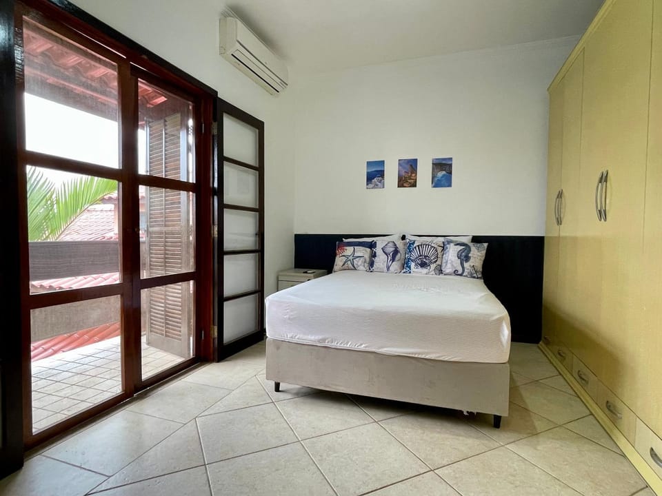Photo of the whole room, air conditioner