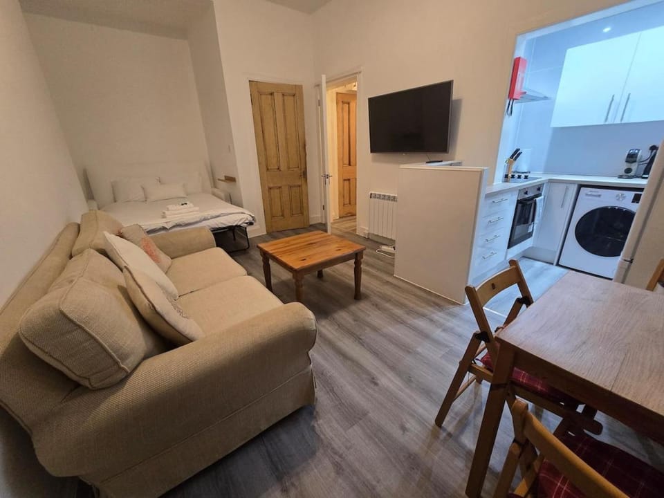 Bed, TV and multimedia, Living room, Dining area