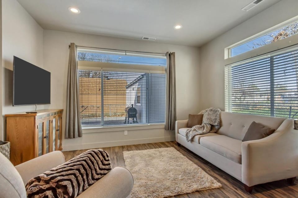 3 Bed 2 Bath King Beds with Smoker Grill House in Layton