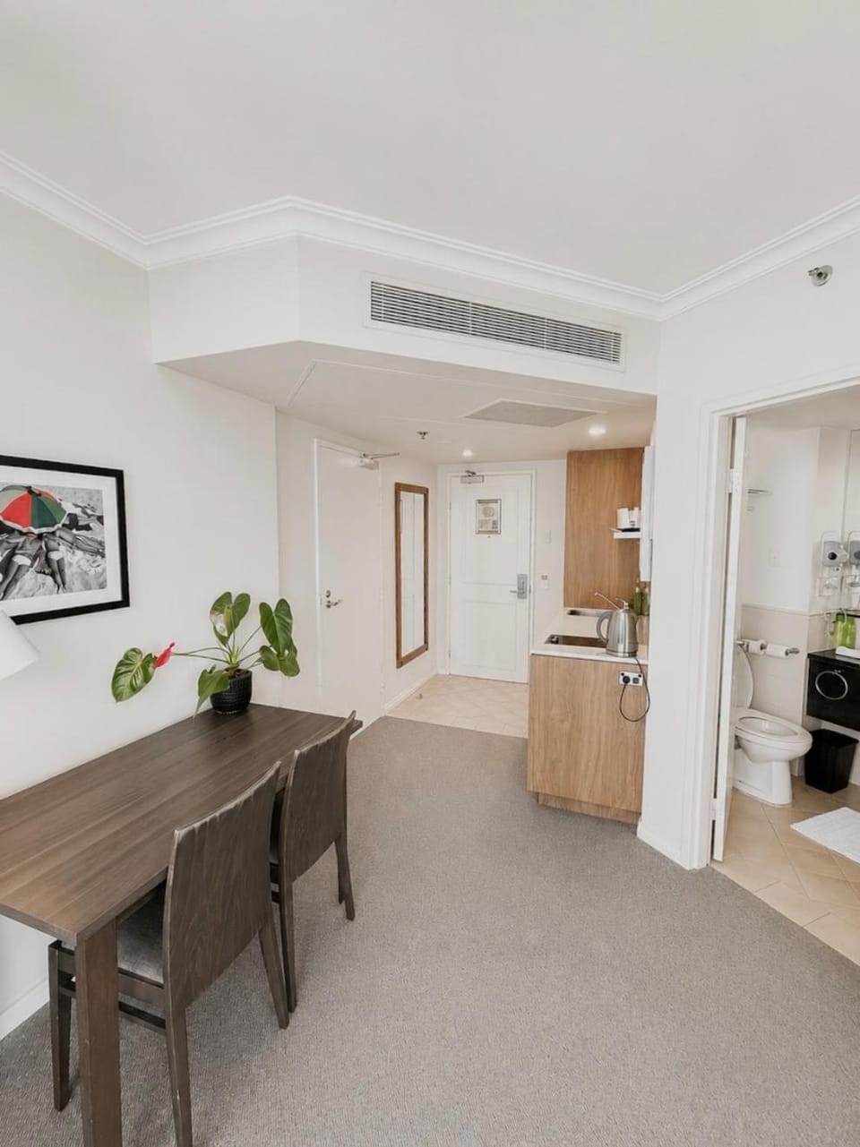 Kitchen or kitchenette, Seating area, Dining area, stove
