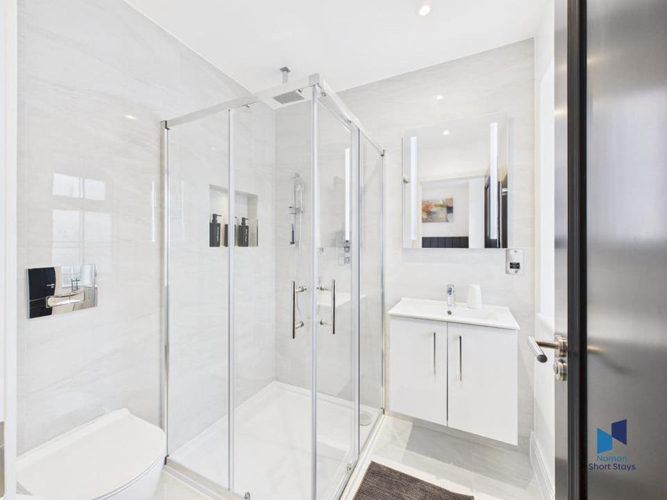 Shower, Toilet, Bathroom, towels