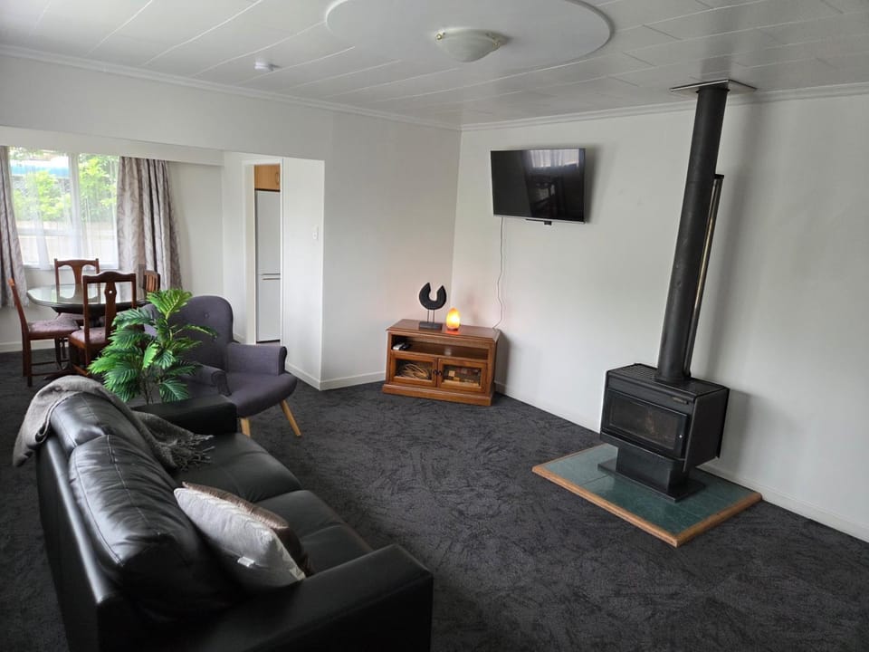Communal lounge/ TV room, TV and multimedia, Living room, Seating area, Evening entertainment
