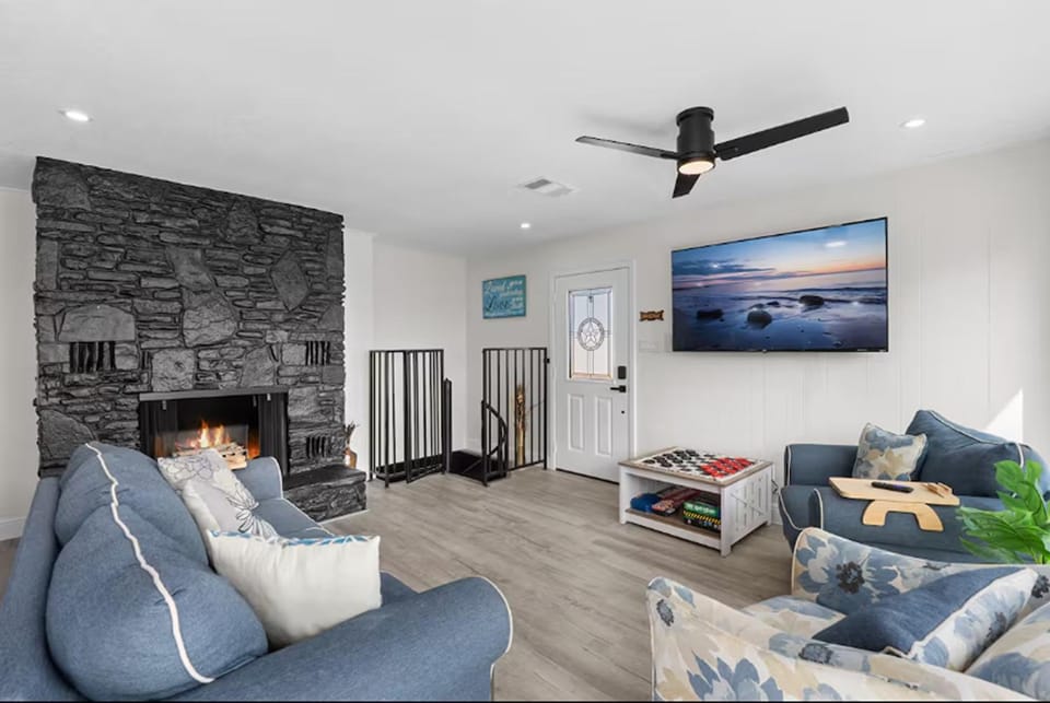 Communal lounge/ TV room, TV and multimedia, Living room, Seating area, Evening entertainment, fireplace