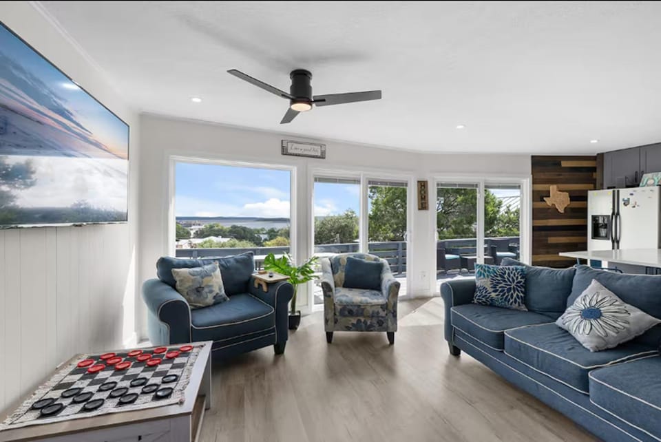 Natural landscape, TV and multimedia, Living room, Seating area, fireplace, air conditioner