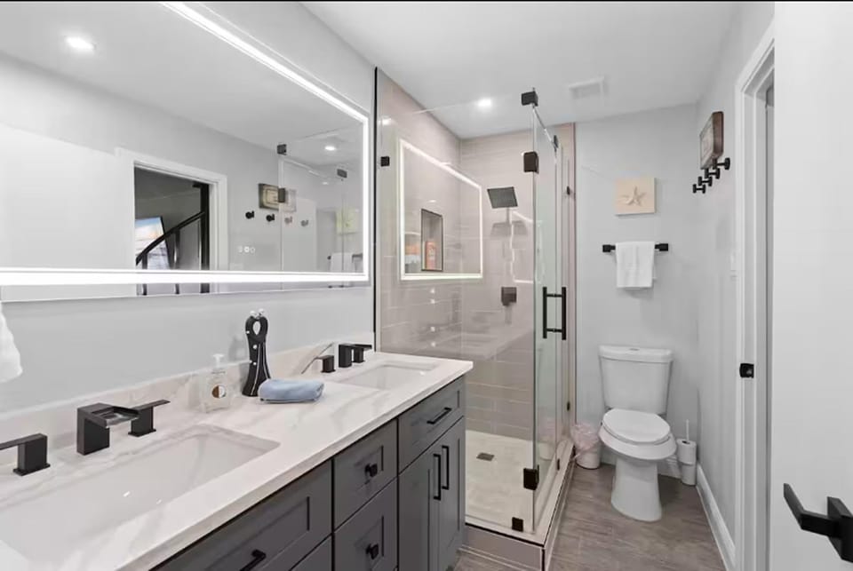 Shower, Toilet, Bathroom, Bath, bidet, towels