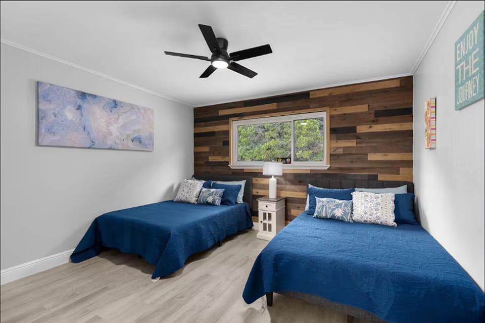 Bed, Photo of the whole room, Bedroom, fireplace