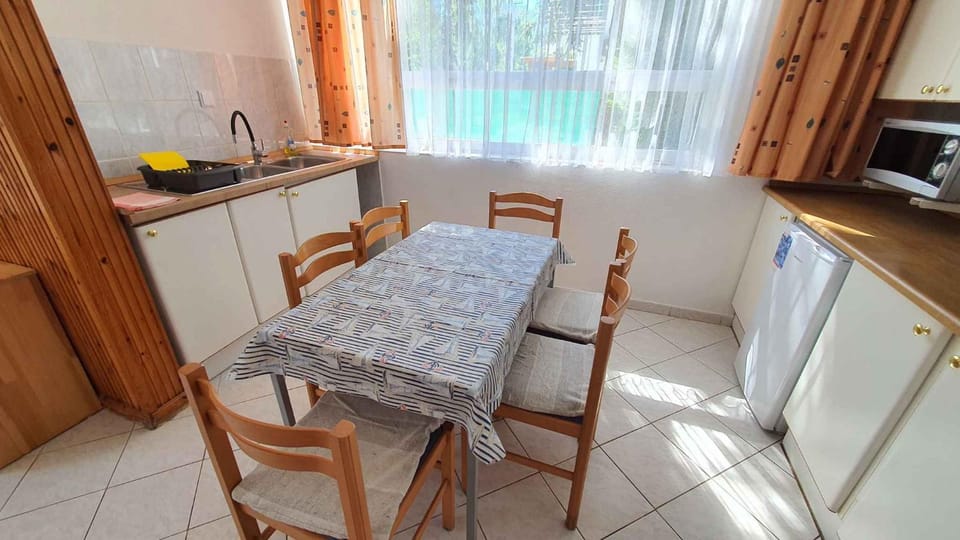 Dining area, microwave
