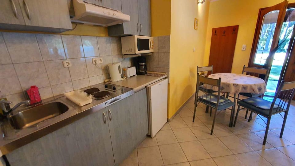 Coffee/tea facilities, Kitchen or kitchenette, Dining area, microwave