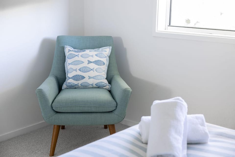 Bed, Seating area, Bedroom