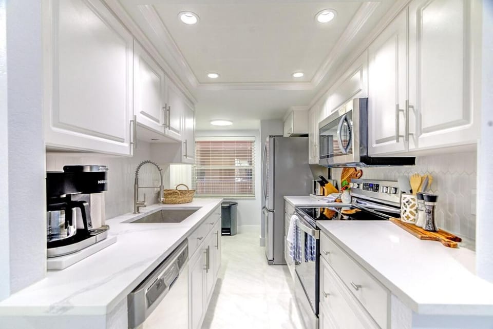 Coffee/tea facilities, dishwasher, oven, stove, toaster