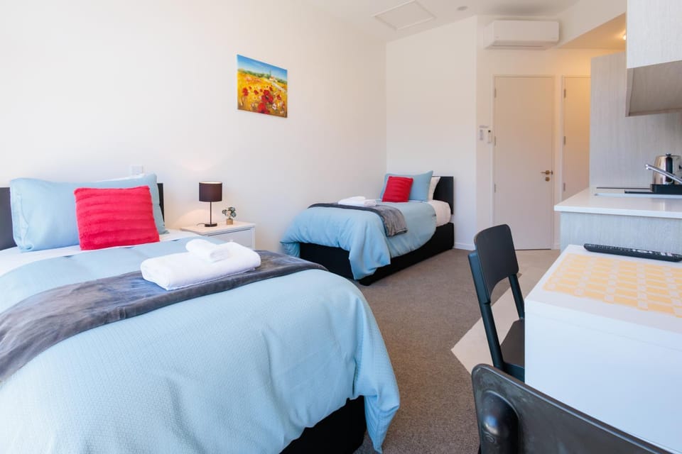 Bed, Kitchen or kitchenette, Photo of the whole room, Dining area, toaster, air conditioner